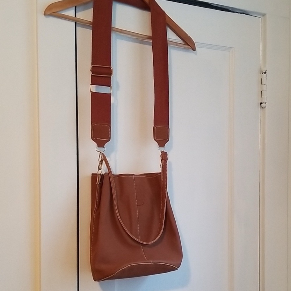 Hobo Brown Bucket Bag with Contrasting Stitching. NWOT - Picture 3 of 8